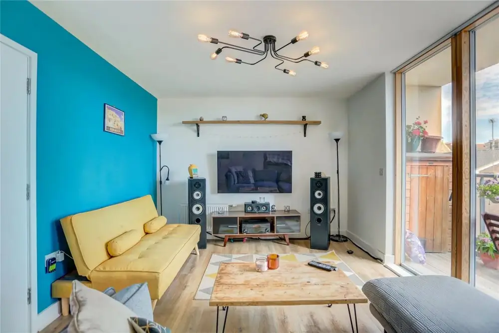 Bright 1-bedroom apartment with a balcony in Kemptown, photo 1