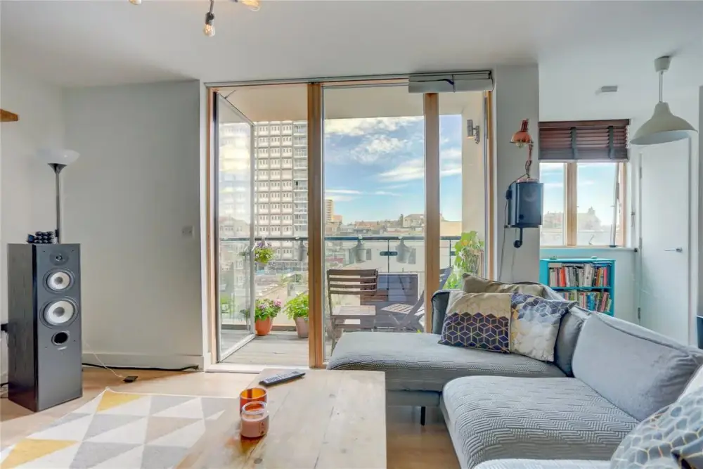 Bright 1-bedroom apartment with a balcony in Kemptown, photo 2