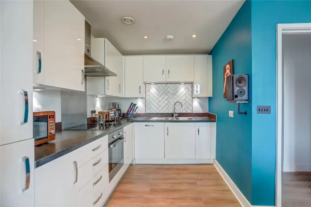 Bright 1-bedroom apartment with a balcony in Kemptown, photo 3